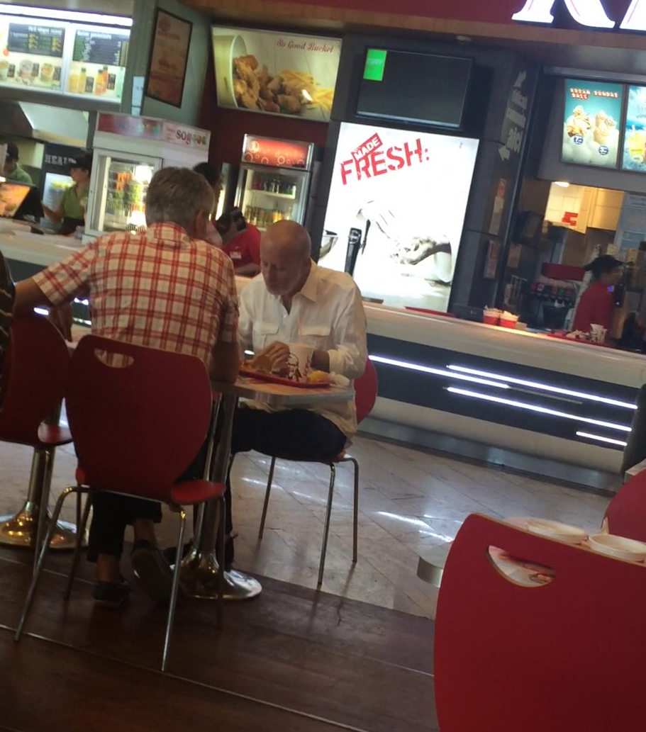 Andrei Gheorghe a mancat cu pofta din produsele de tip fast-food