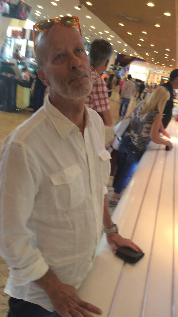 Gheorghe a consultat panoul cu meniuri de tip fast-food