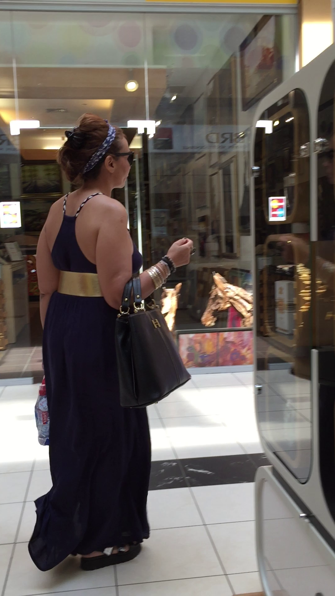 Narcisa s-a oprit cateva minute la un pet shop