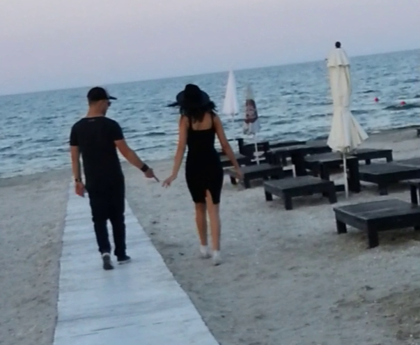 Dan Badea, cu o bruneta la mare