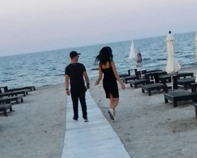 Dan Badea, cu o bruneta la mare