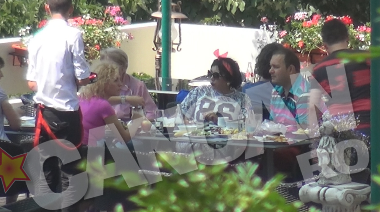 Alaturi de bruneta se afla si mama ei