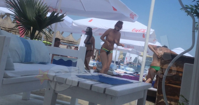 Loredana si-a dat sutienul jos si a facut plaja in sanii goi