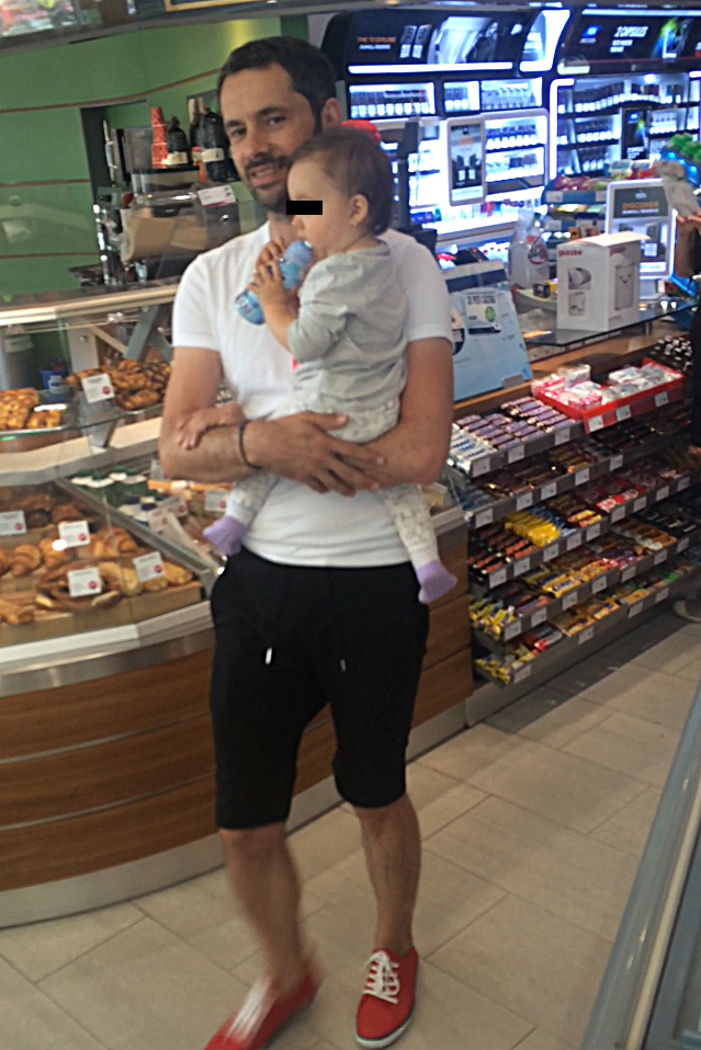 Stefan Lungu si-a tinut fetita in brate si a parut ca a reinvatat sa zambeasca