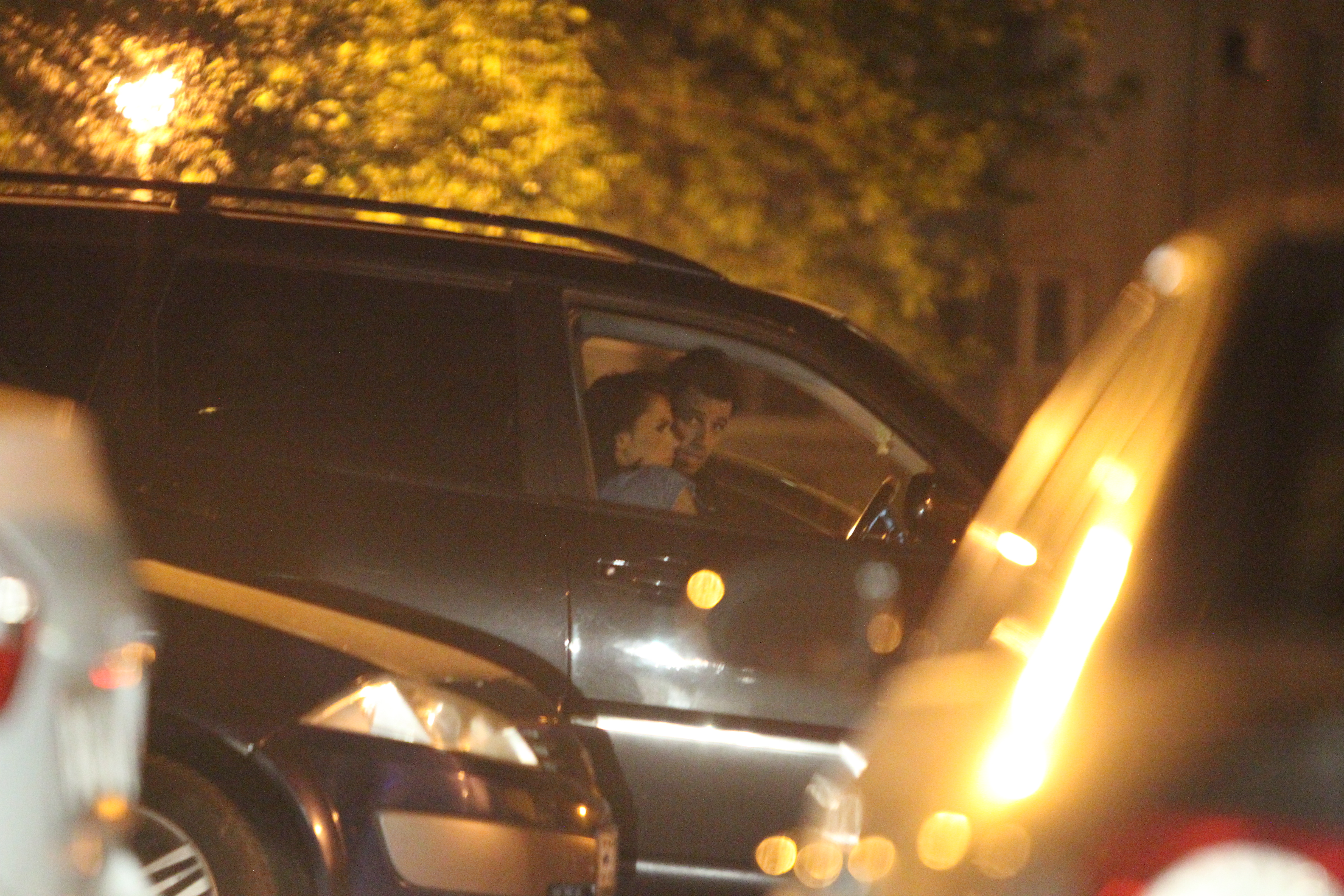 Bruneta isi cam pierde rabdarea, semn ca s-a plictisit de asteptat