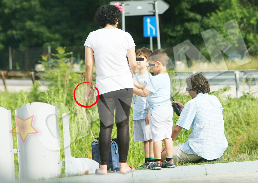 In schimb, prezentatoarea TV nu are nicio retinere sa fumeze langa cei mici