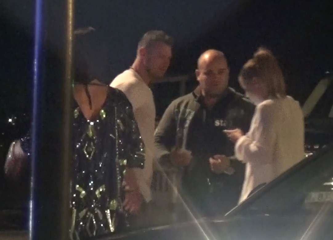 Marius Niculae a iesit din club si discuta cu un prieten