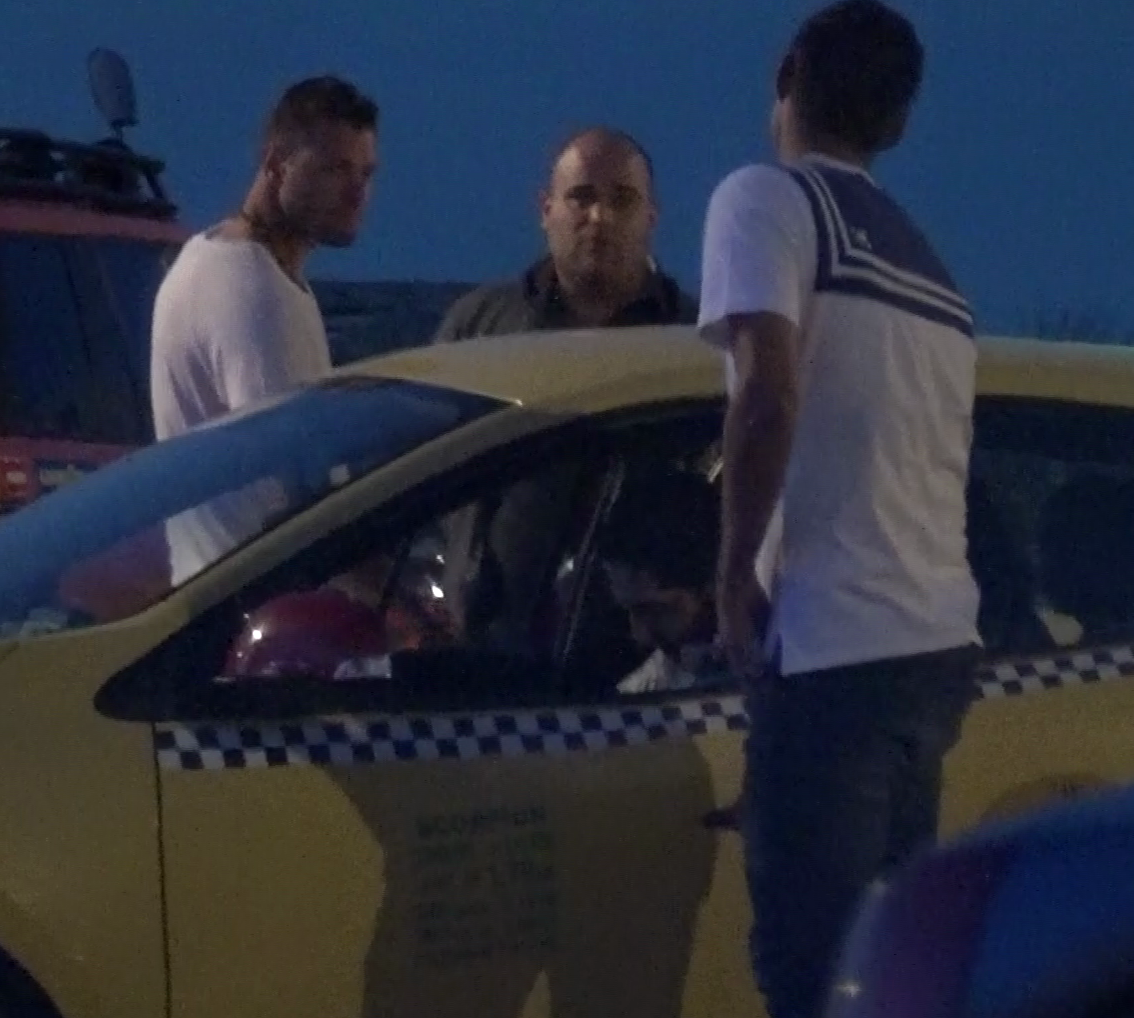 Tamas a mers sa achite taxiul, iar apoi si-a asteptat prietenul, Marius Niculae avand o discutie prelungita cu soferul masinii