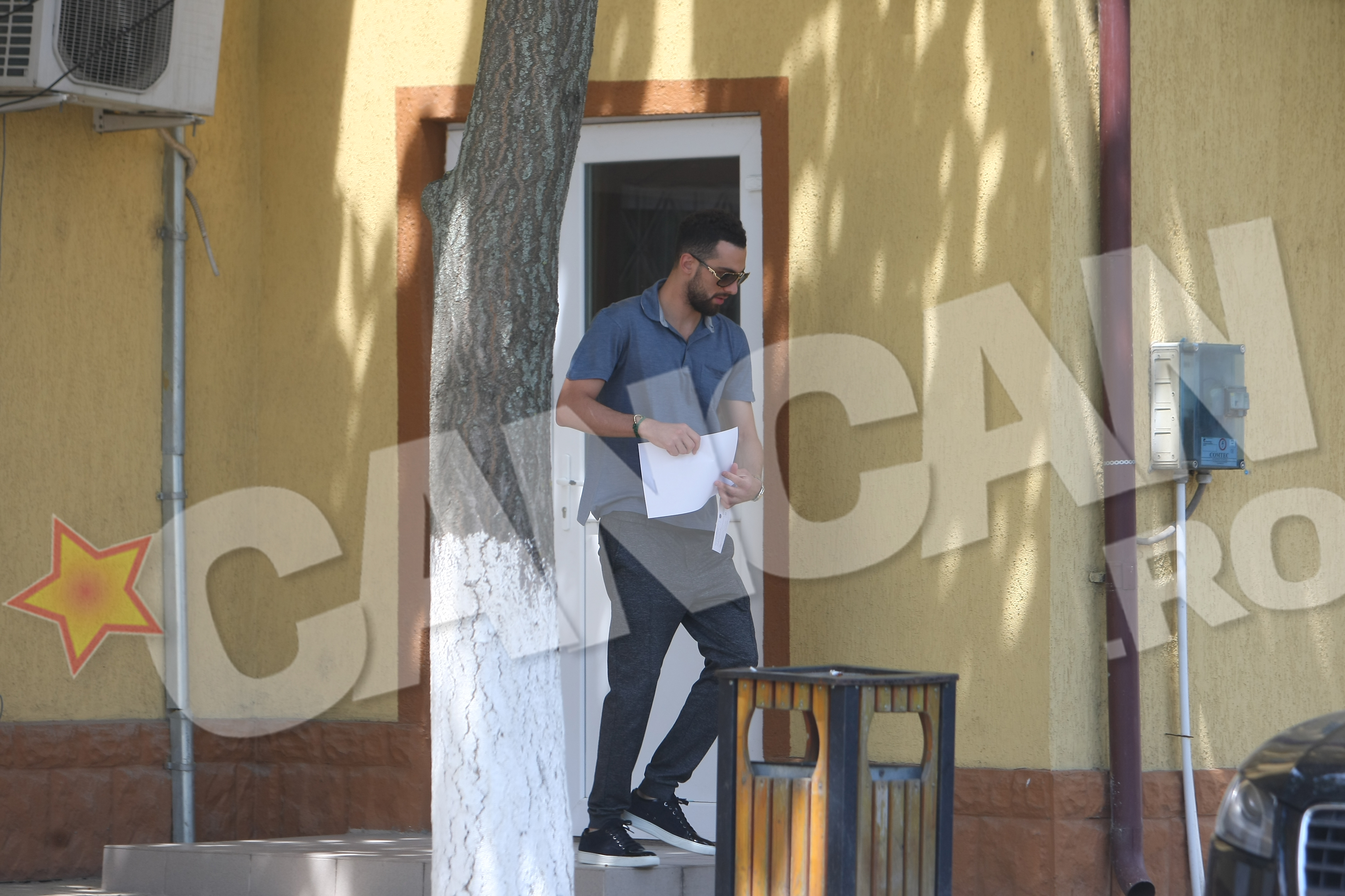 Tanarul iese din Cladire cu un bon fiscal