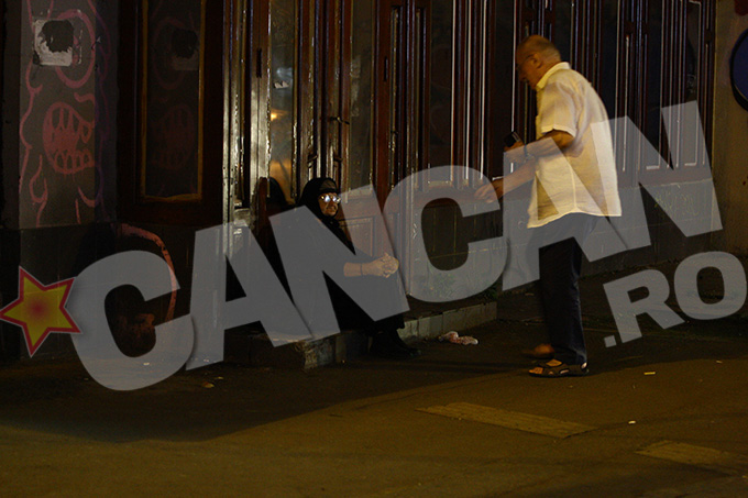 Actorul ii ofera o suma de bani femeii care cerseste