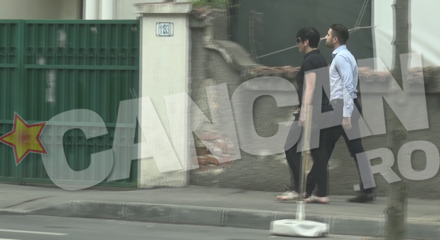 Patrizia si tanarul merg impreuna spre restaurant