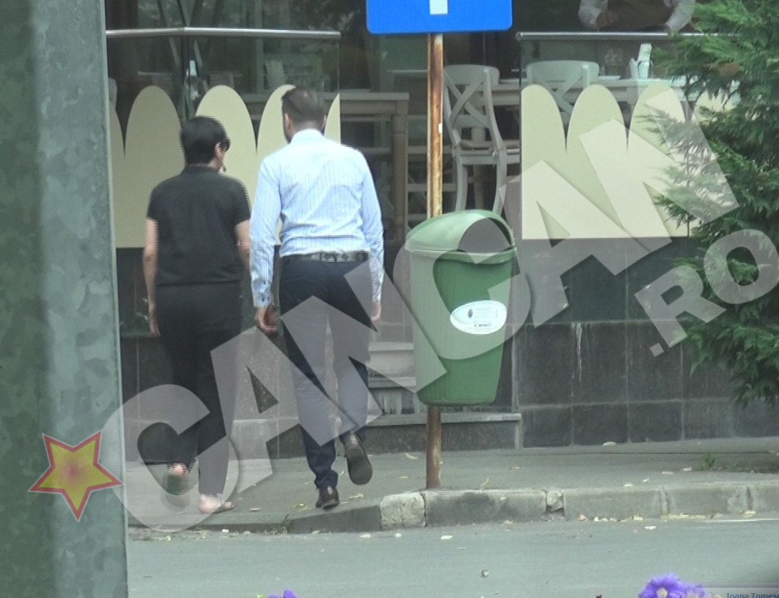 Au intrat impreuna in restaurant