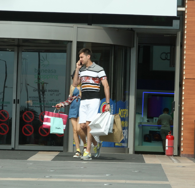 Ciprian si Antoaneta au iesit plini de plase din mall