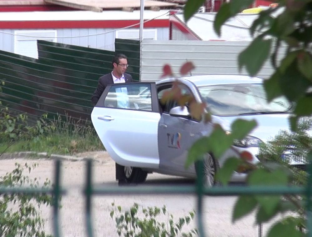 Adrian Bucur a coborat din masina si a urcat in locuinta sa