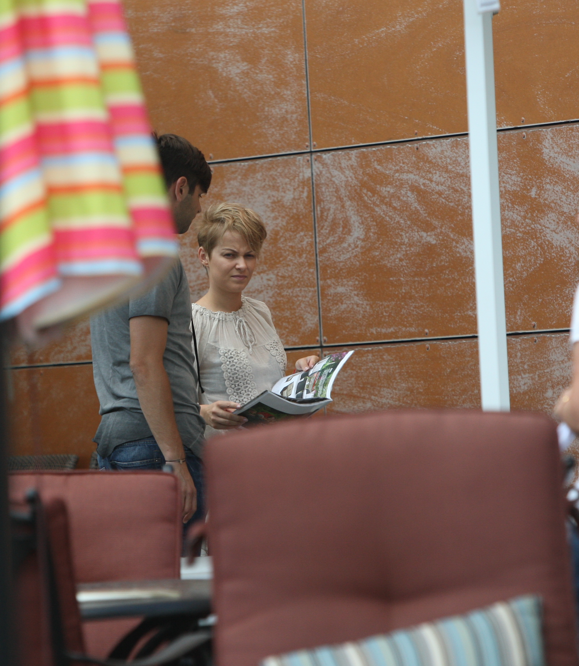 Roxana a consultat mai multe cataloage cu mobilier, in timp ce Raul a asteptat linistit ca sotia sa se hotarasca