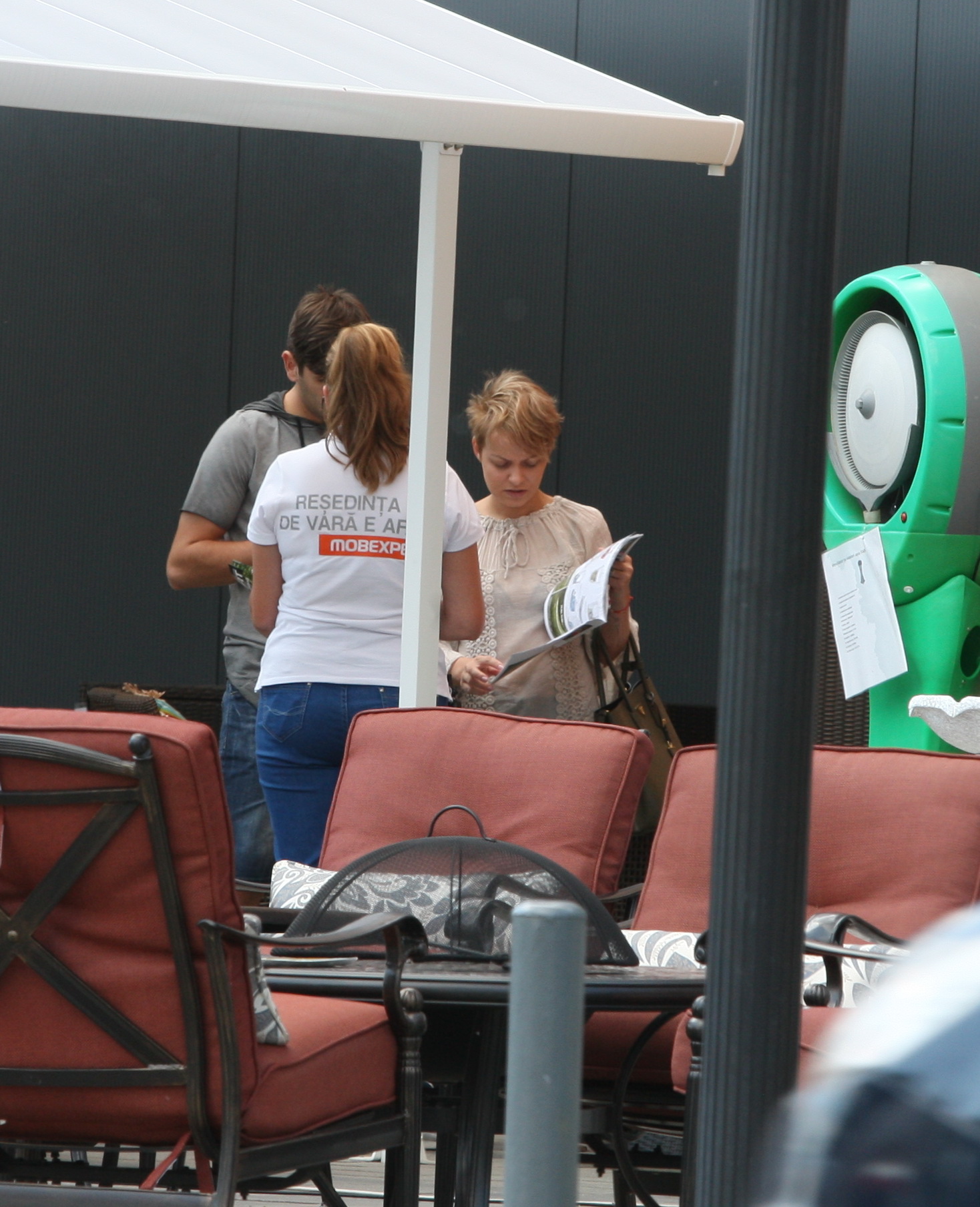 Roxana si Raul au consultat un angajat