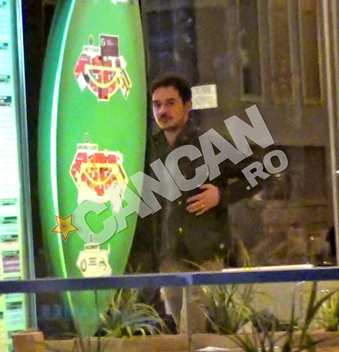 Razvan Simion si sotia sa, Diana, plictisiti la mall