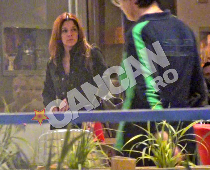 Razvan Simion si sotia sa, Diana, plictisiti la mall