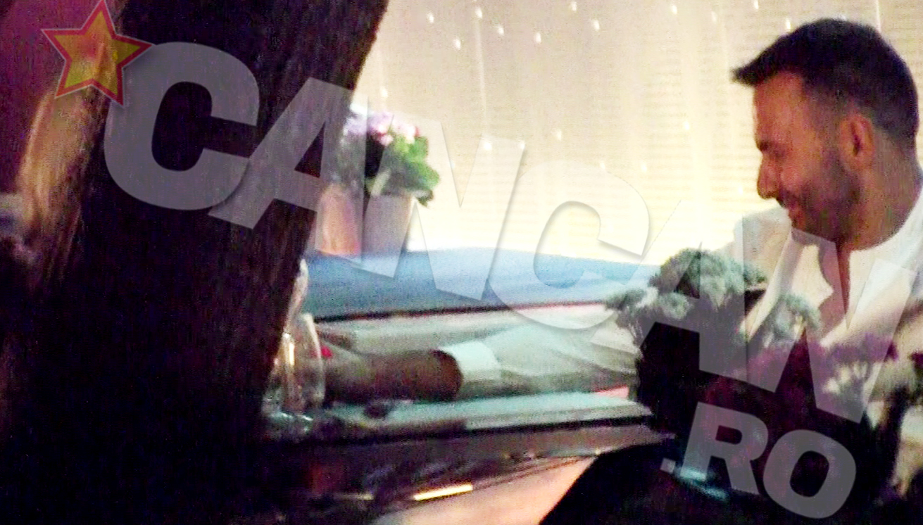 Si la masa, Valentin a tinut-o de mana pe Elena Udrea