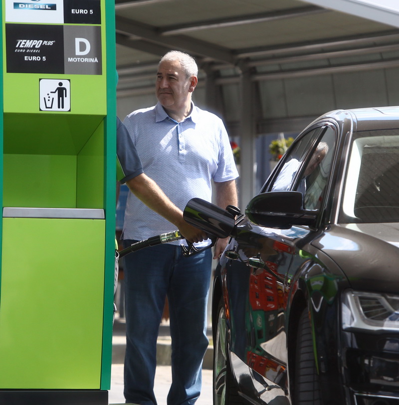 Dorin Cocos a alimentat si a discutat cu baiatul de la pompa