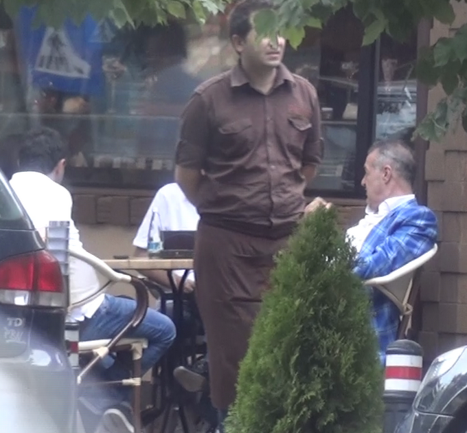 Unul dintre ospatari a stat langa masa lui Becali