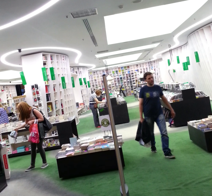 Sova iesit din librarie cu o punga plina de carti