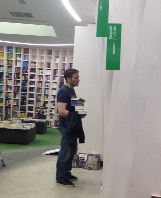 Dan Sova a cumparat mai multe carti si s-a retras dupa cateva zeci de minute