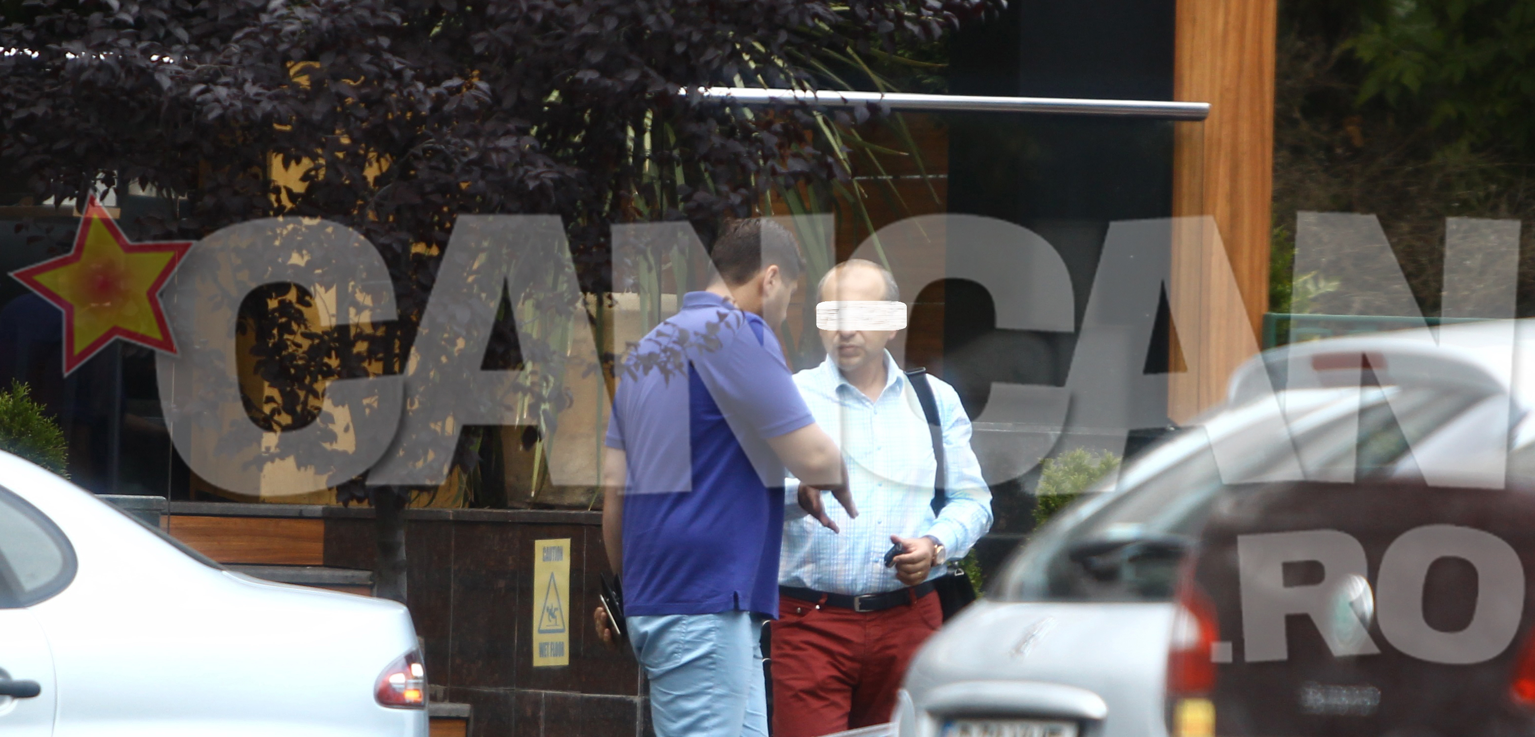 Dupa mai bine de o ora de discutii, cei doi s-au despartit