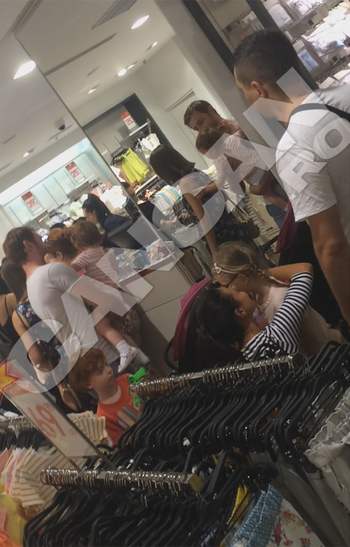 Un moment tandru intre bruneta si fetita ei