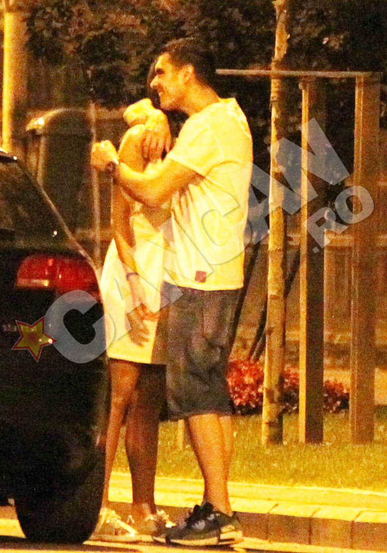 Vazand ca tanara nu ii raspunde la gestul de tandrete, Razvan o ia si mai temeinic pe tanara intre bratele sale