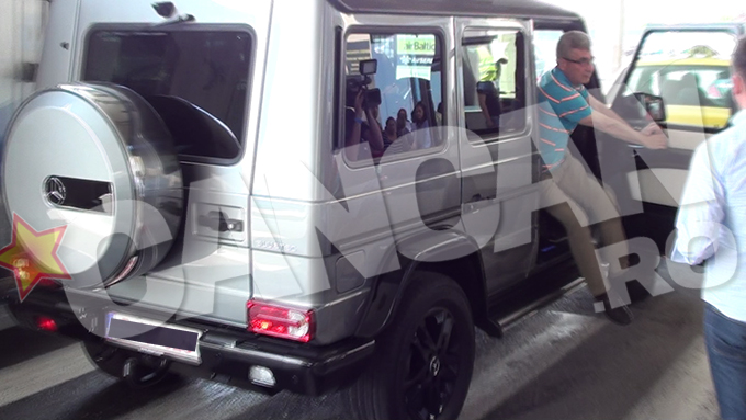 Silviu Prigoana si copiii ajung la aeroport si sunt asaltati de jurnalisti