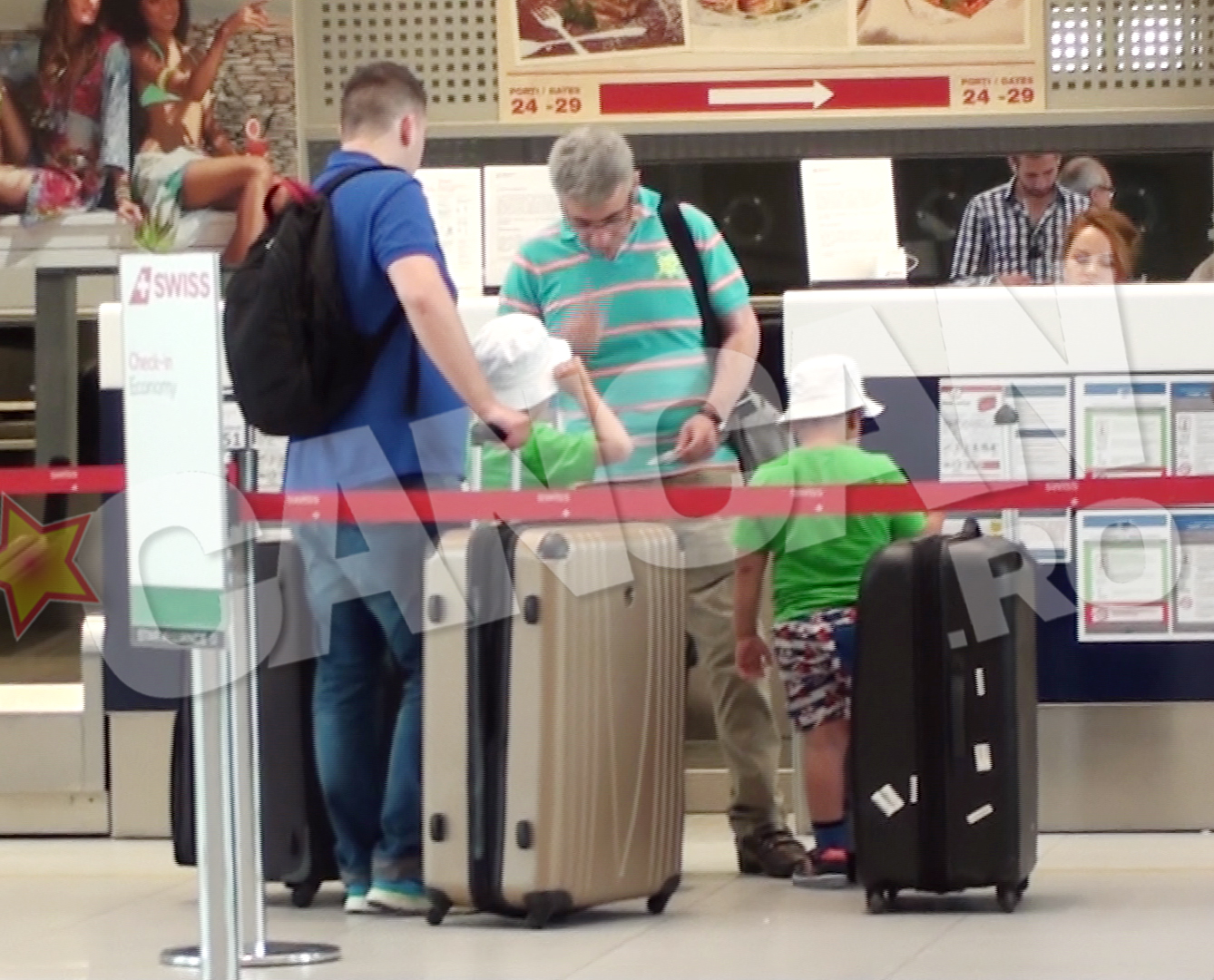 Prigoana si copiii au asteptat sa faca check-in-ul