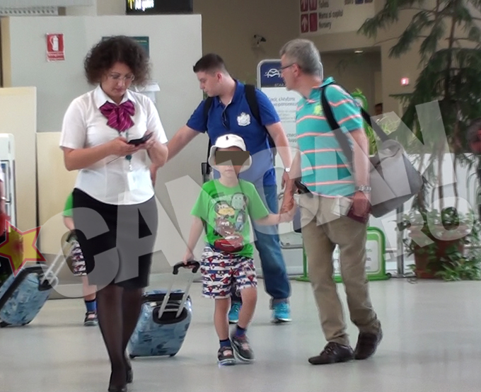 Prigoana si cei mici se indreapta spre poarta de imbarcare