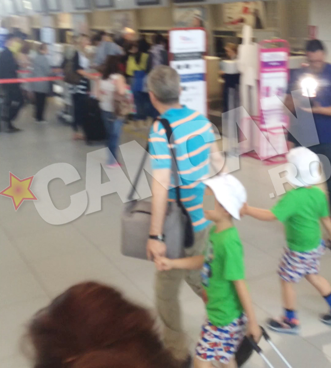 Cei doi copii au facut furori pe aeroport. Ei sunt imbracati la fel si isi duc mandri trolerele