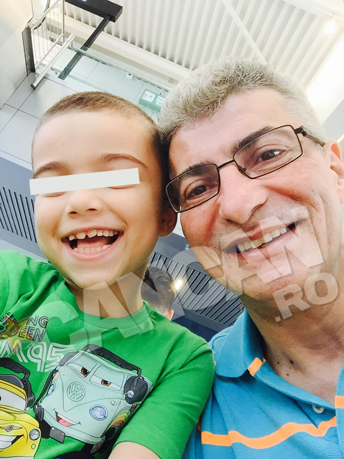 Prigoana si baietii au inceput sa colectioneze amintiri inca de pe aeroport