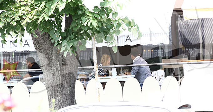 Cei doi se sorb din priviri