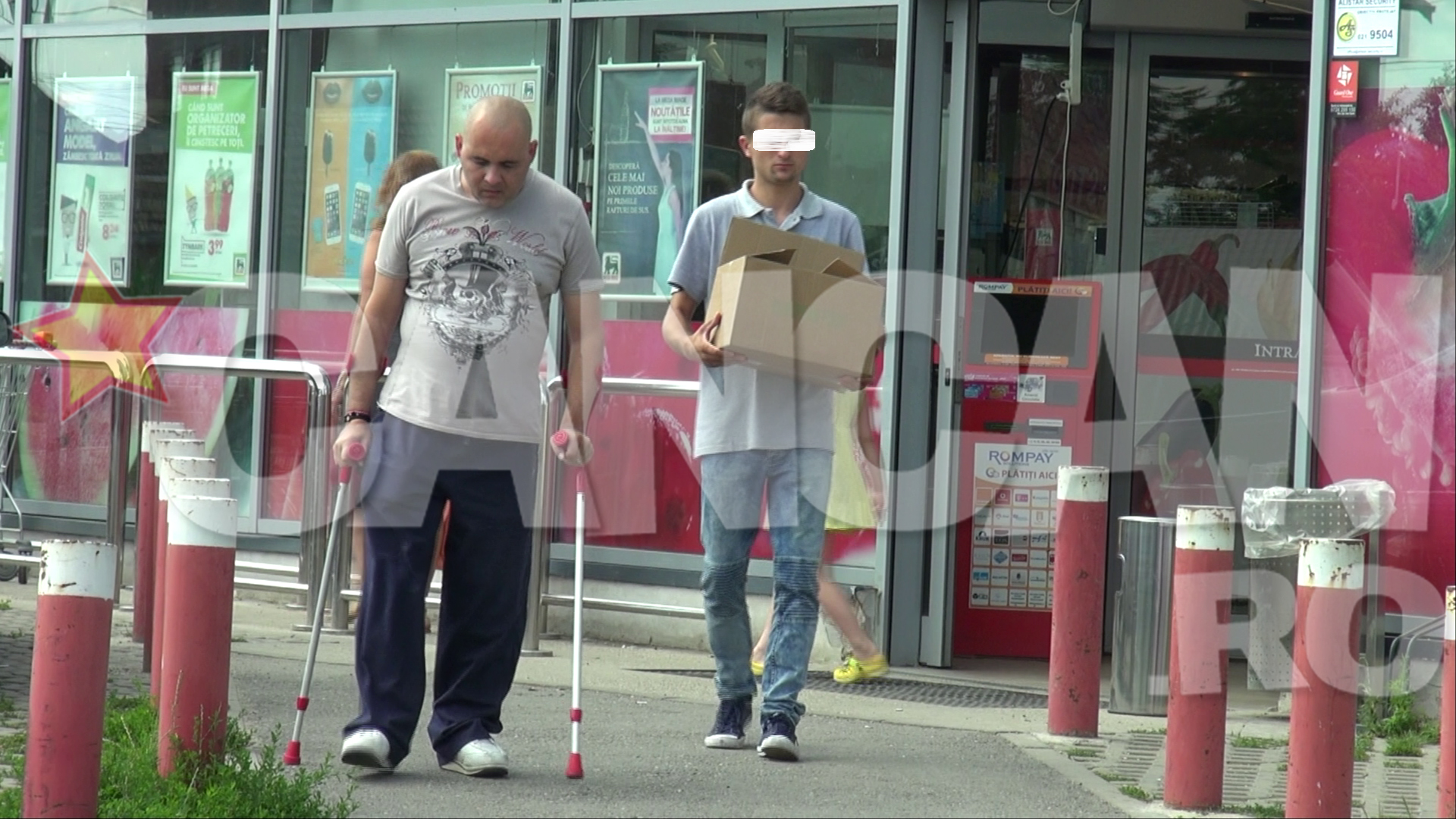 A fost ajutat de un angajat sa duca cumparaturile la masina