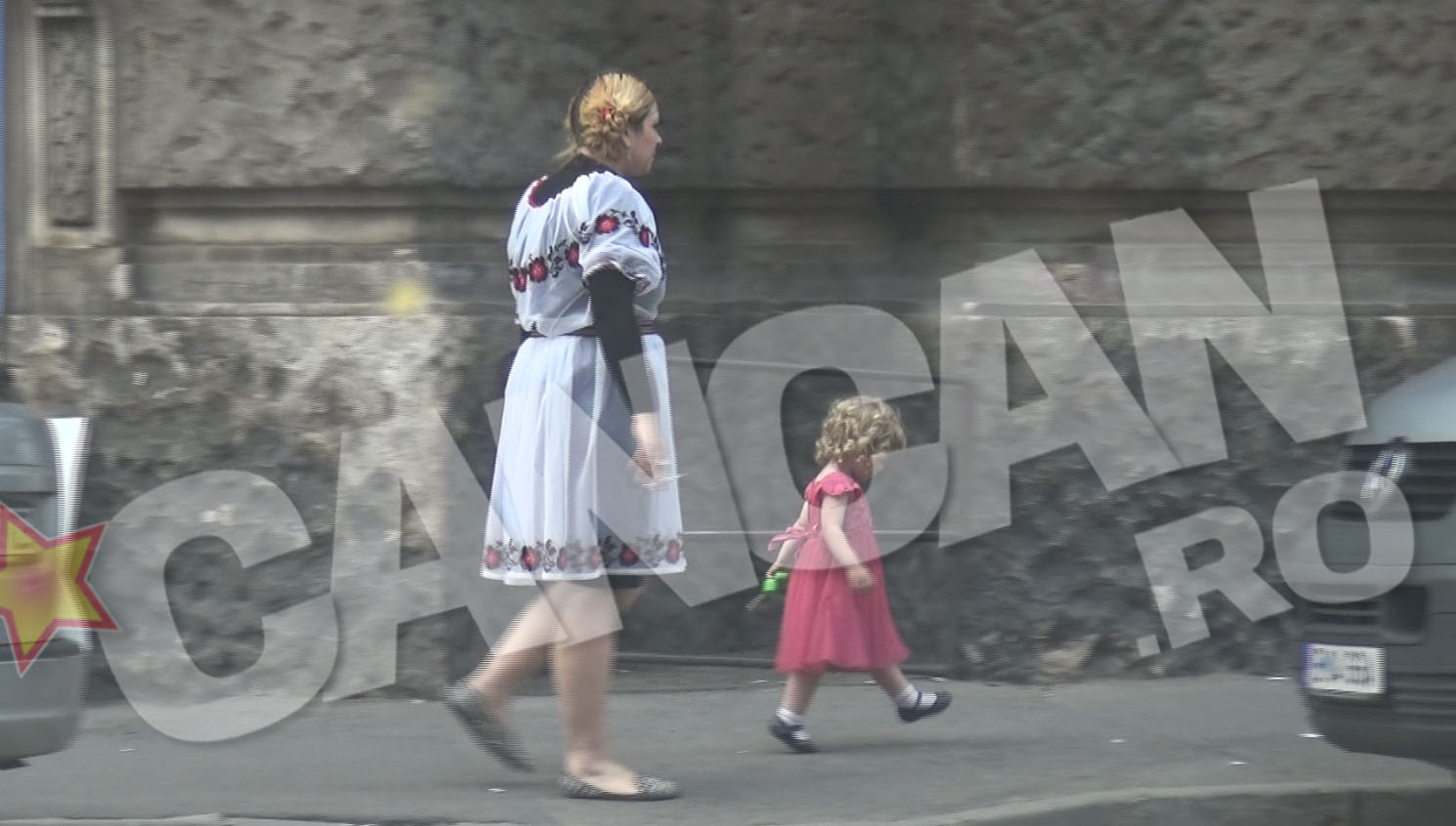 Dana nu o scapa din ochi pe fetita