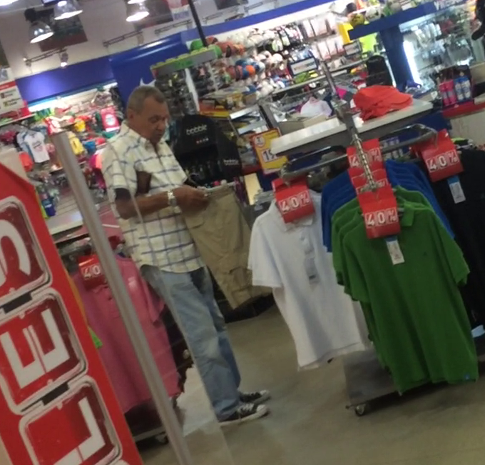 Artistul a cutreierat prin magazine si si-a cumparat o curea