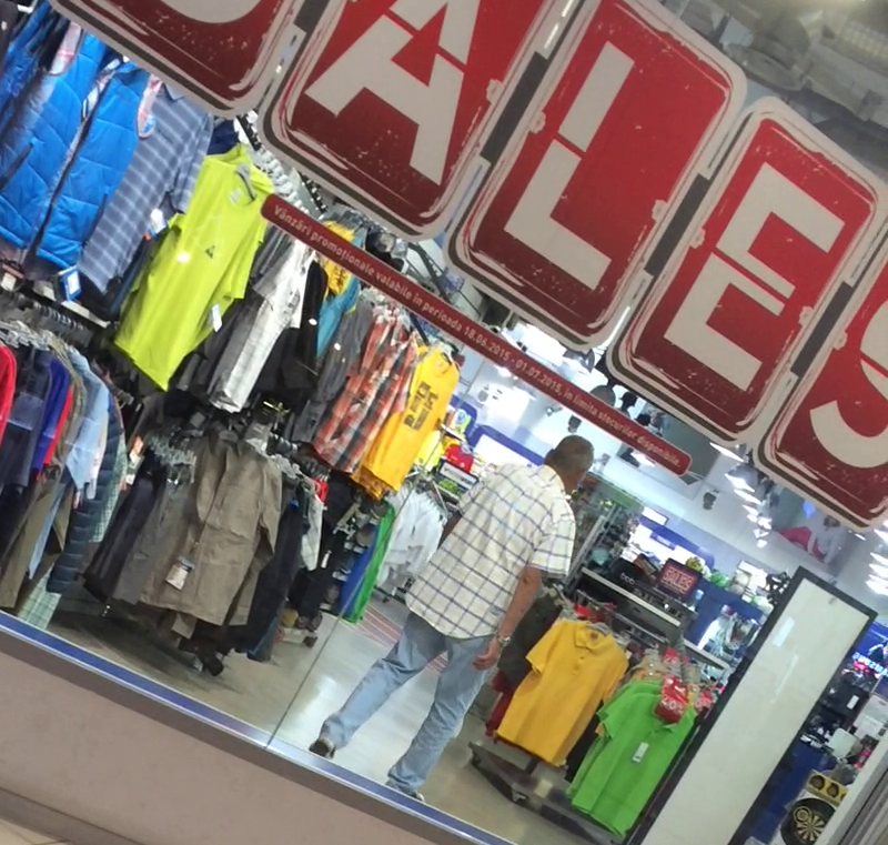 Patrichi a intrat in mai multe magazine in care erau reduceri considerabile