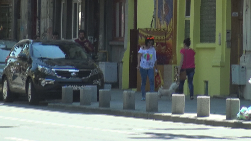 Prezentatoarea a fumat tigara dupa tigara cat timp a stat afara cu catelul