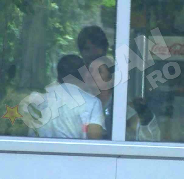 In benzinarie, Cristi Chivu si mama lui s-au intalnit cu un cunoscut