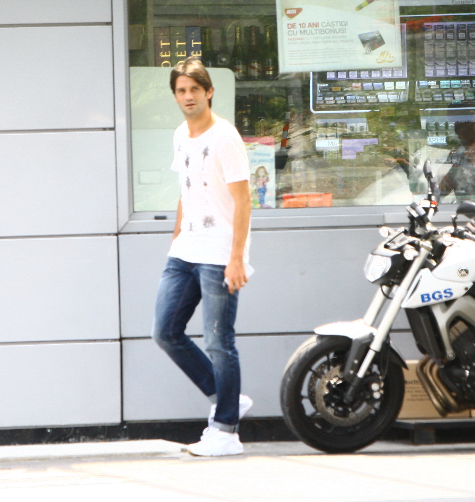 Fotbalistul a iesit primul din benzinarie