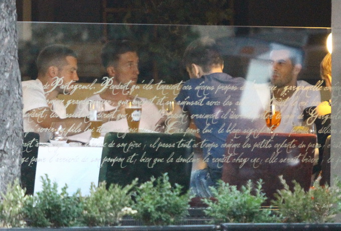 Pentru inceput, stelistii au comandat cate o bere