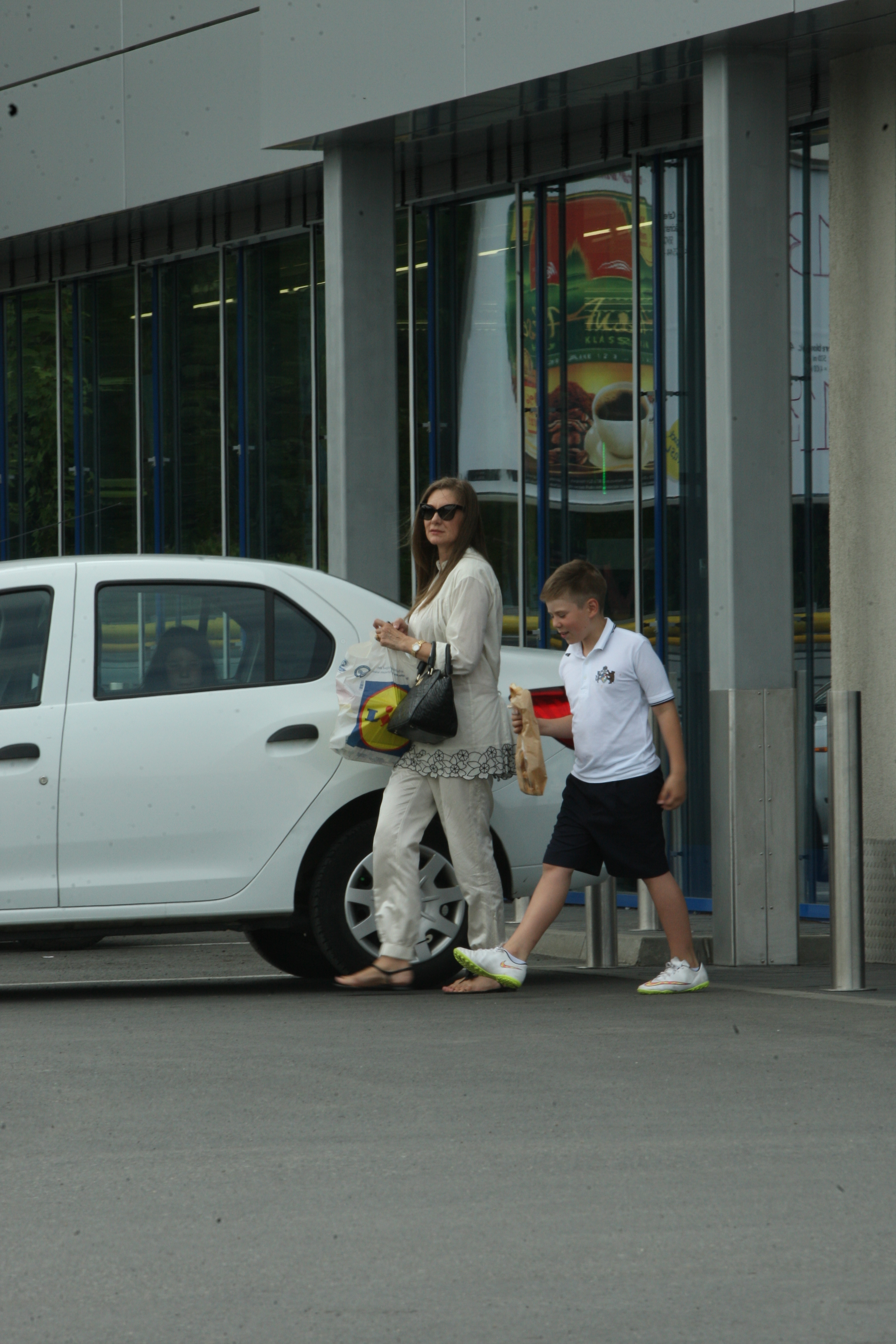 Mai apoi au mers impreuna la cumparaturi