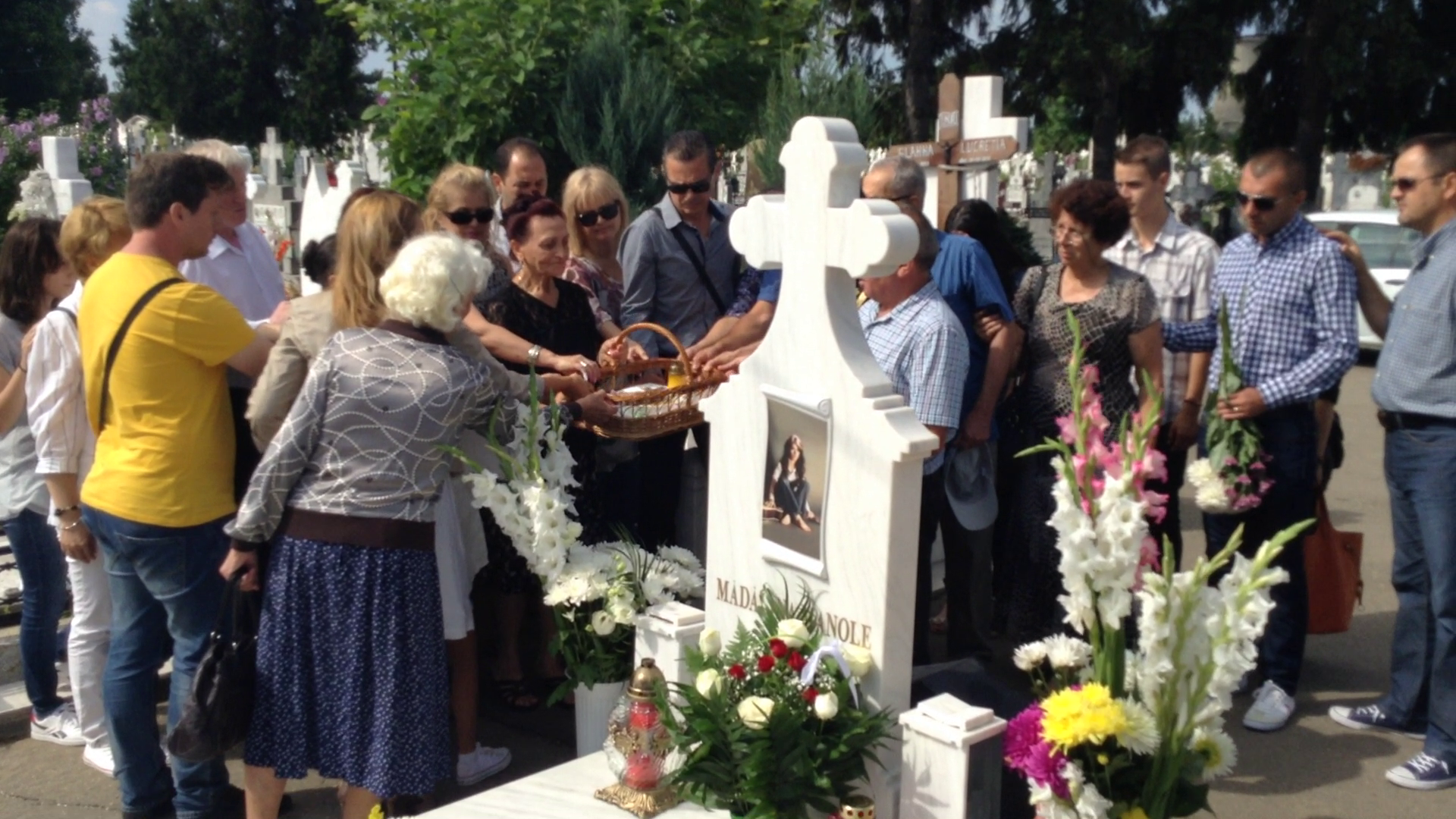 Dupa nici o ora parastasul s-a incheiat, iar parintii artistei au parasit cimitirul