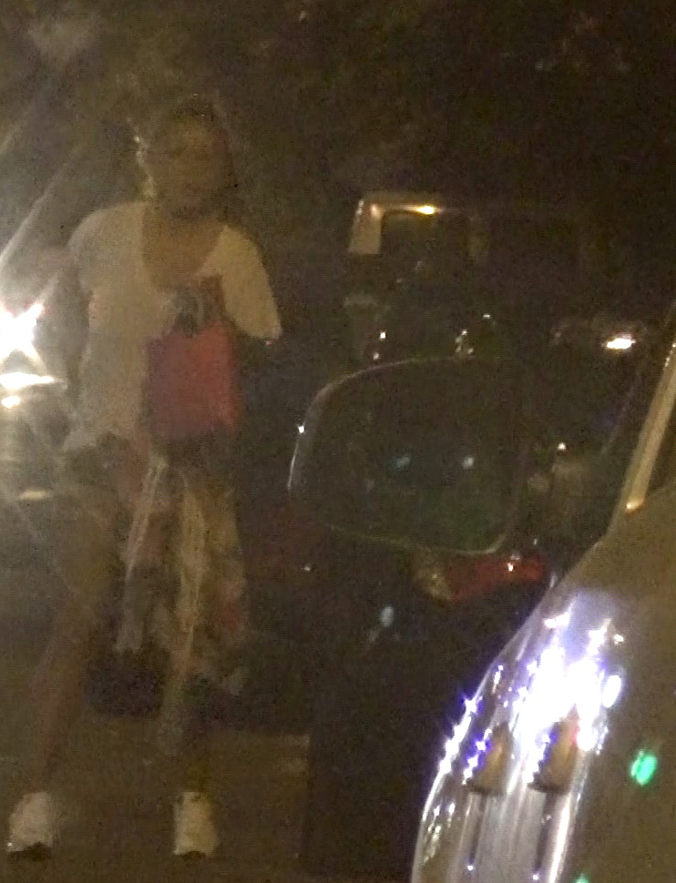 Inainte sa intre in bloc, vancea si-a aranjat mai multe genti in portbagajul bolidului sau