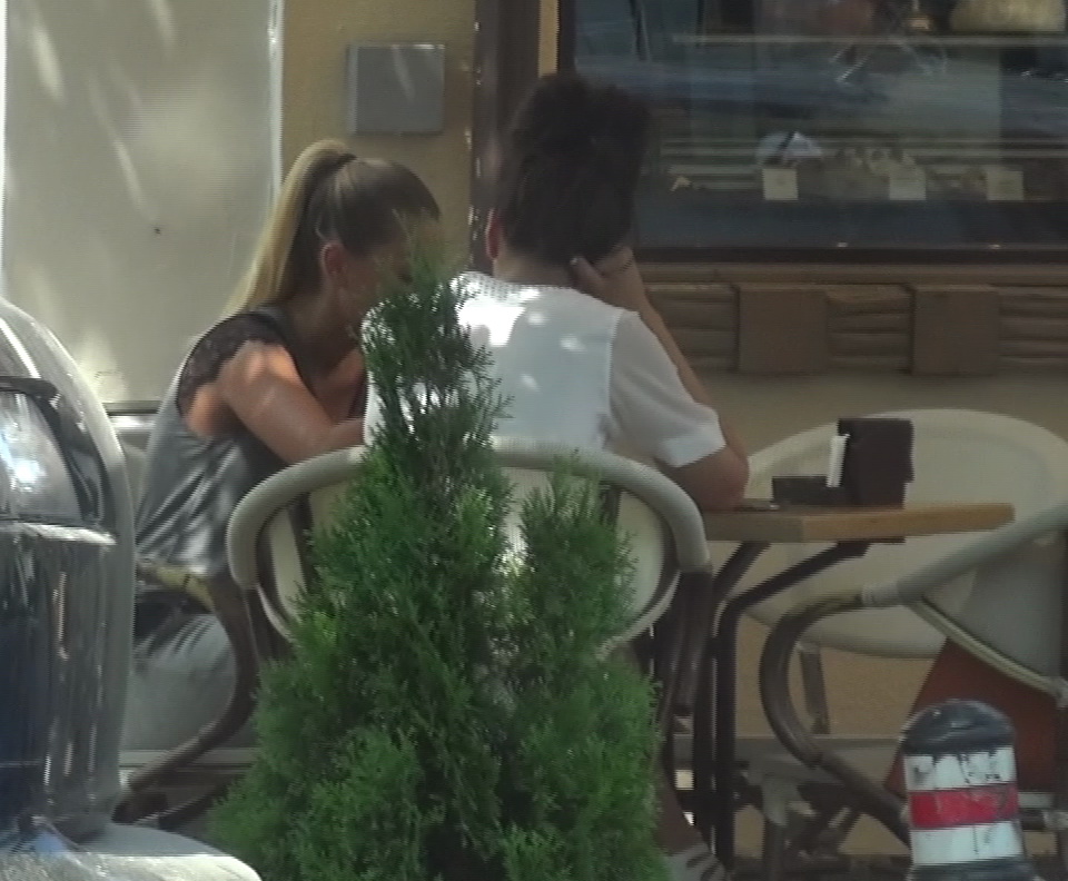 Raluca Tanase este neagra de suparare la o terasa din Capitala