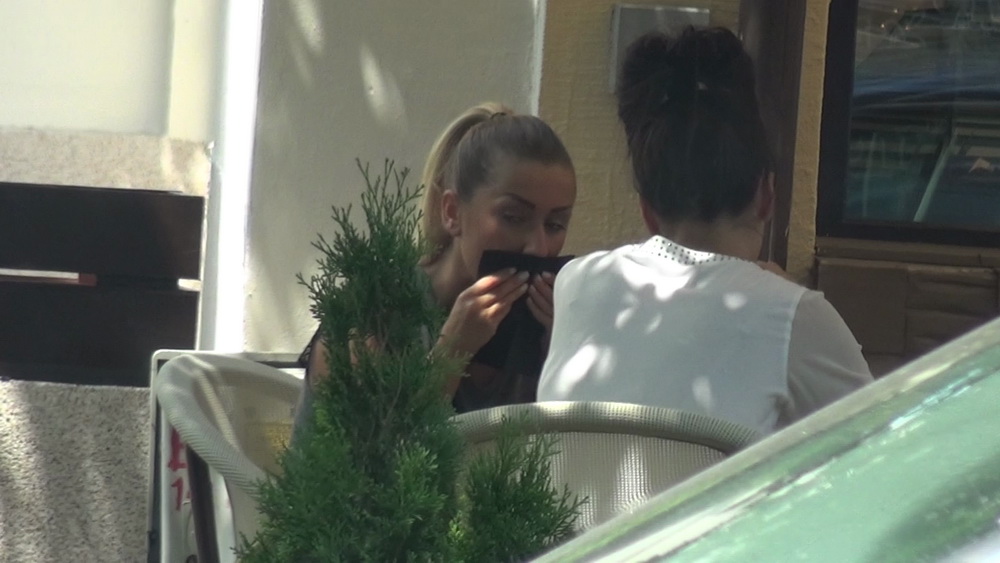 Cantareata este consolata de o prietena