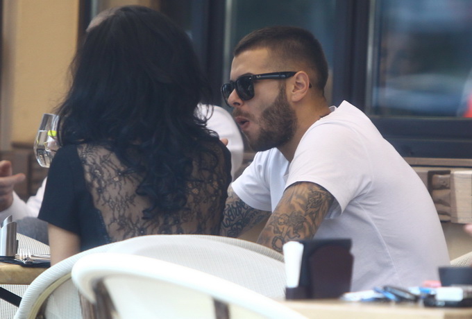 Daminuta s-a relaxat pe terasa